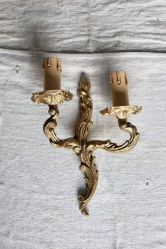 Applique murale vintage en métal doré à deux bras de style classique