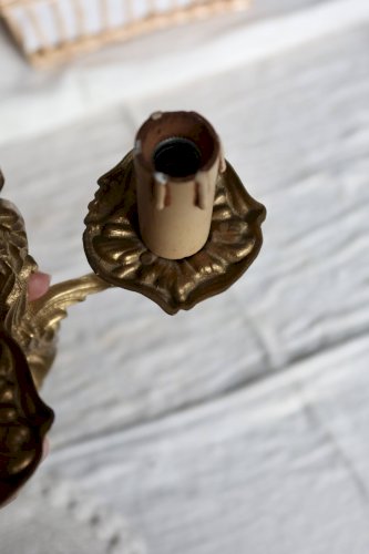 Applique murale vintage en métal doré à deux bras de style classique