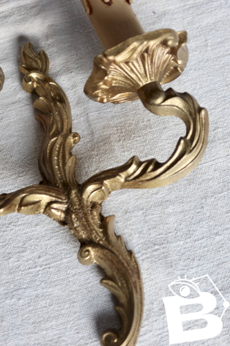 Applique murale vintage en métal doré à deux bras de style classique