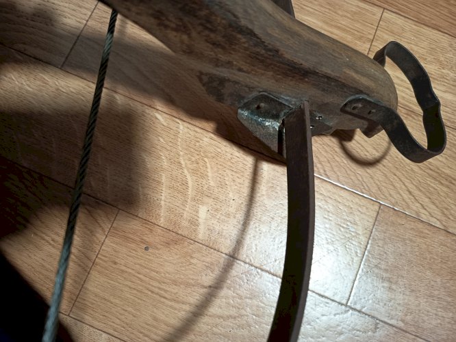 Arbalète ancienne en bois massif XXe siècle 