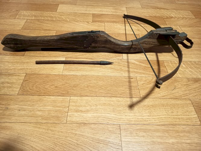 Arbalète ancienne en bois massif XXe siècle 