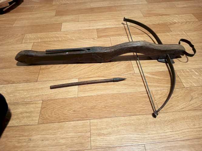 Arbalète ancienne en bois massif XXe siècle 