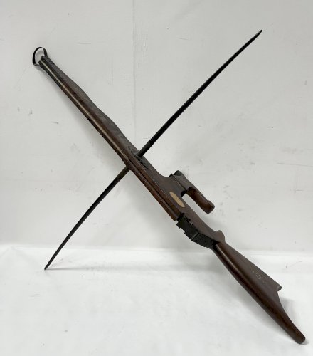 Arbalette en bois de noyer XX siècle