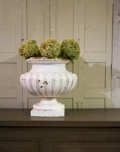 Ariel, the white cast iron basin No. 478