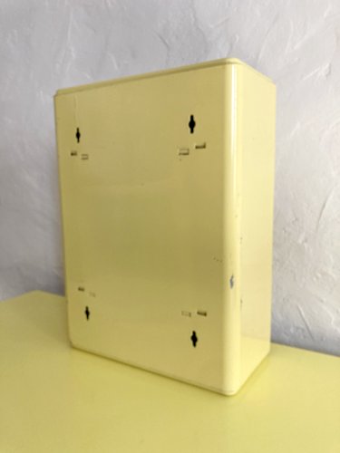 Armoire à pharmacie ancienne en métal jaune poussin, années 1950