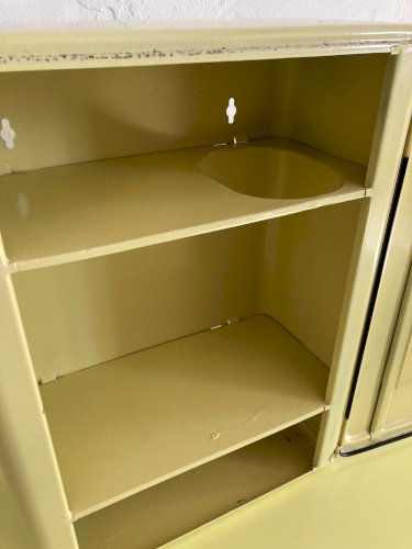 Armoire à pharmacie ancienne en métal jaune poussin, années 1950
