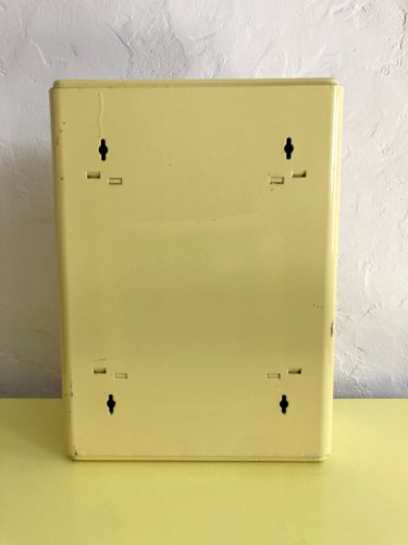 Armoire à pharmacie ancienne en métal jaune poussin, années 1950