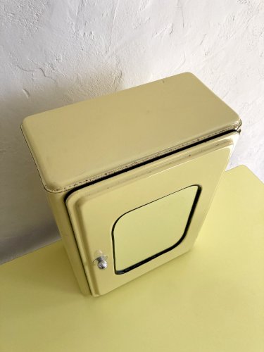 Armoire à pharmacie ancienne en métal jaune poussin, années 1950