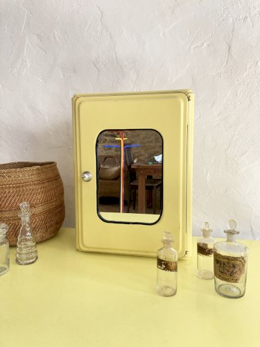 Armoire à pharmacie ancienne en métal jaune poussin, années 1950