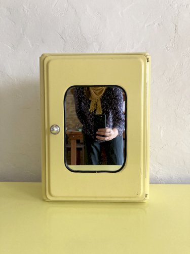 Armoire à pharmacie ancienne en métal jaune poussin, années 1950