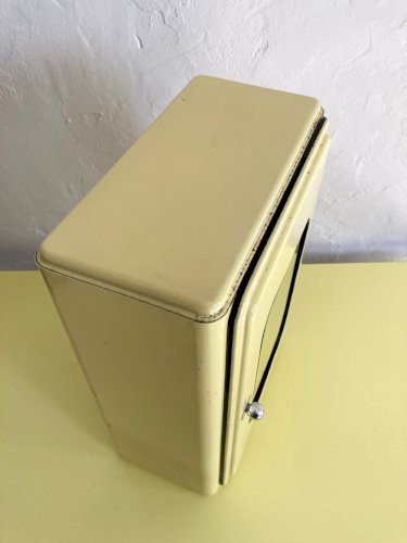 Armoire à pharmacie ancienne en métal jaune poussin, années 1950