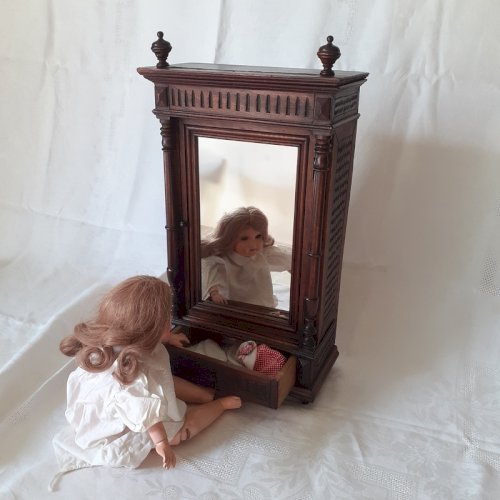 Armoire de poupée ancienne, miroir, à colonnes détachées
