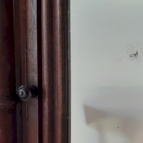 Armoire de poupée ancienne, miroir, à colonnes détachées