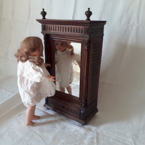 Armoire de poupée ancienne, miroir, à colonnes détachées