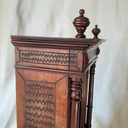 Armoire de poupée ancienne, miroir, à colonnes détachées