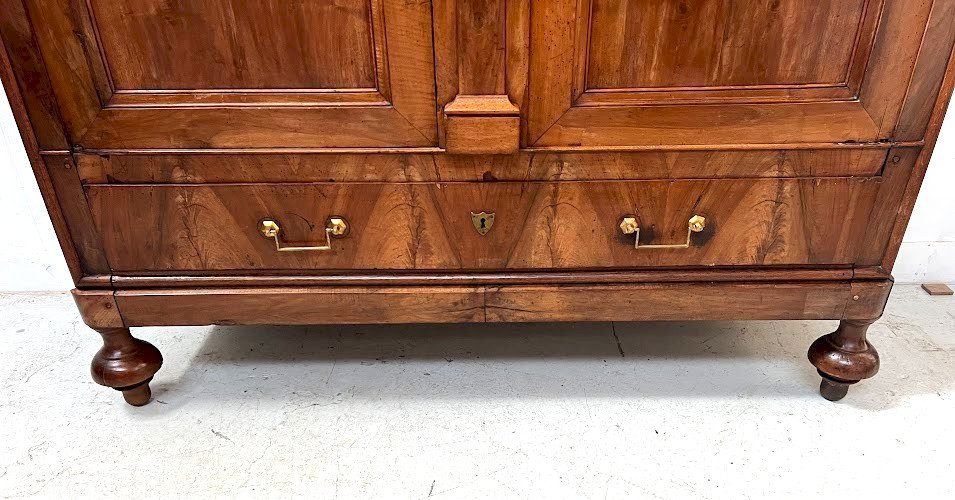 Armoire de style Napoléon III en noyer massif  XIX siècle
