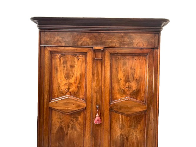 Armoire de style Napoléon III en noyer massif  XIX siècle