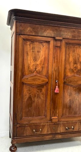 Armoire de style Napoléon III en noyer massif  XIX siècle