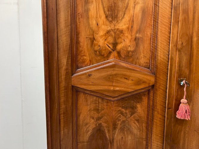 Armoire de style Napoléon III en noyer massif  XIX siècle