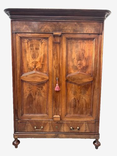 Armoire de style Napoléon III en noyer massif  XIX siècle