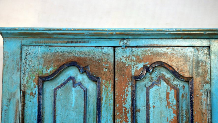 Armoire en teck birman avec patine bleu d’origine