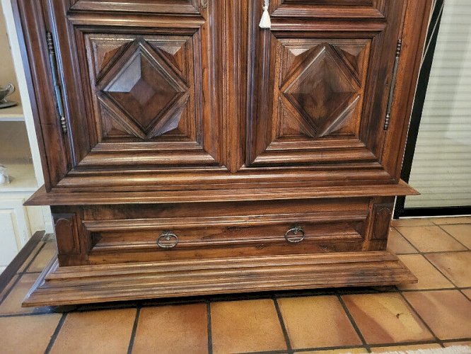 ARMOIRE LOUIS XIII EN NOYER POINTE DE DIAMANT 2 PORTES DU XVIII ème SIECLE