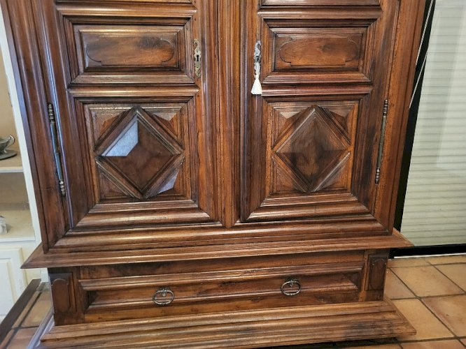 ARMOIRE LOUIS XIII EN NOYER POINTE DE DIAMANT 2 PORTES DU XVIII ème SIECLE