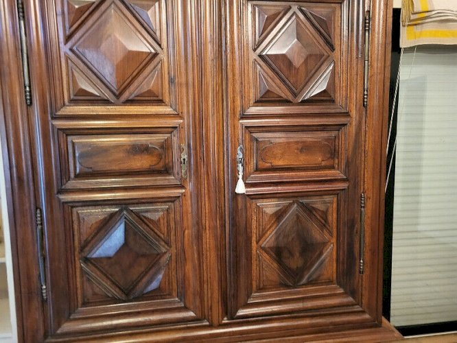 ARMOIRE LOUIS XIII EN NOYER POINTE DE DIAMANT 2 PORTES DU XVIII ème SIECLE