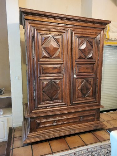 ARMOIRE LOUIS XIII EN NOYER POINTE DE DIAMANT 2 PORTES DU XVIII ème SIECLE