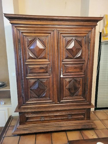 ARMOIRE LOUIS XIII EN NOYER POINTE DE DIAMANT 2 PORTES DU XVIII ème SIECLE