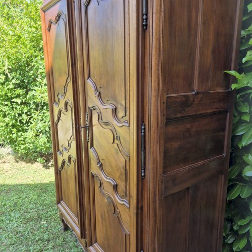 Armoire Louis XV en noyer blond du XIX° siècle ancienne