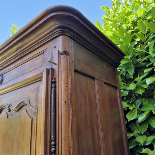 Armoire Louis XV en noyer blond du XIX° siècle ancienne
