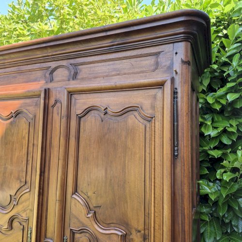 Armoire Louis XV en noyer blond du XIX° siècle ancienne