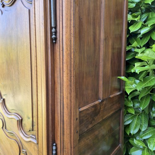 Armoire Louis XV en noyer blond du XIX° siècle ancienne