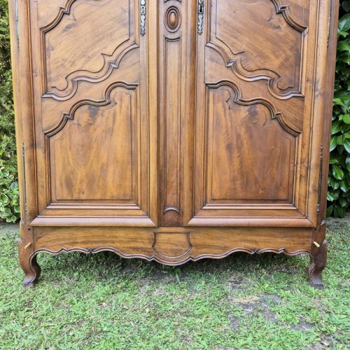 Armoire Louis XV en noyer blond du XIX° siècle ancienne