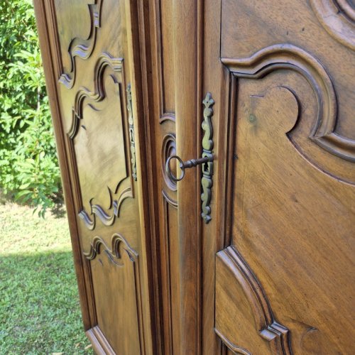 Armoire Louis XV en noyer blond du XIX° siècle ancienne