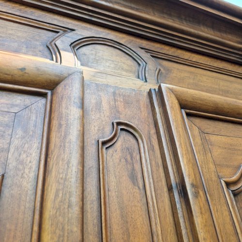 Armoire Louis XV en noyer blond du XIX° siècle ancienne