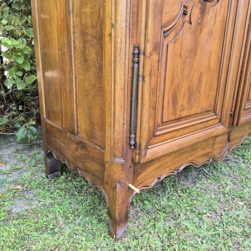 Armoire Louis XV en noyer blond du XIX° siècle ancienne