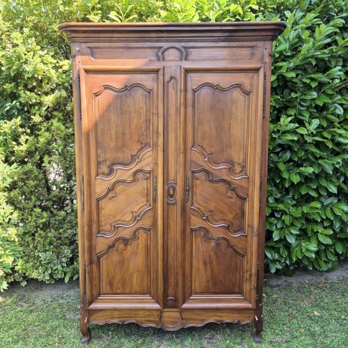 Armoire Louis XV en noyer blond du XIX° siècle ancienne