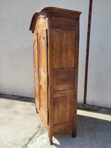 ARMOIRE LOUIS XV EN NOYER CHAPEAU DE GENDARME