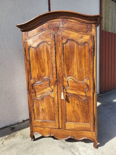 ARMOIRE LOUIS XV EN NOYER CHAPEAU DE GENDARME