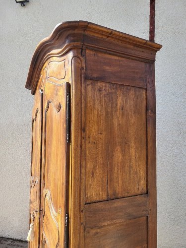 ARMOIRE LOUIS XV EN NOYER CHAPEAU DE GENDARME