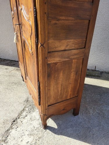 ARMOIRE LOUIS XV EN NOYER CHAPEAU DE GENDARME