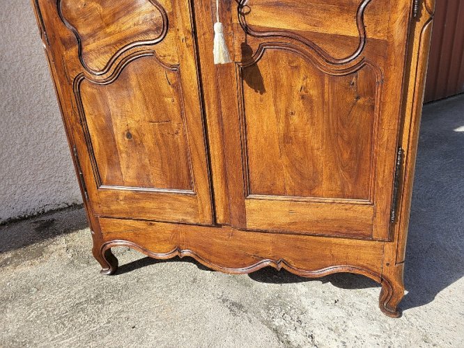 ARMOIRE LOUIS XV EN NOYER CHAPEAU DE GENDARME