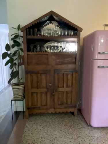 Armoire rustique Wabi-Sabi en hêtre massif.