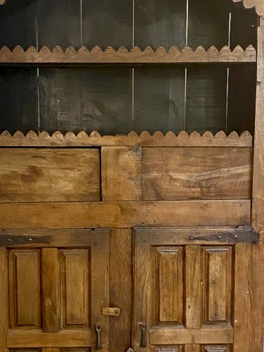 Armoire rustique Wabi-Sabi en hêtre massif.