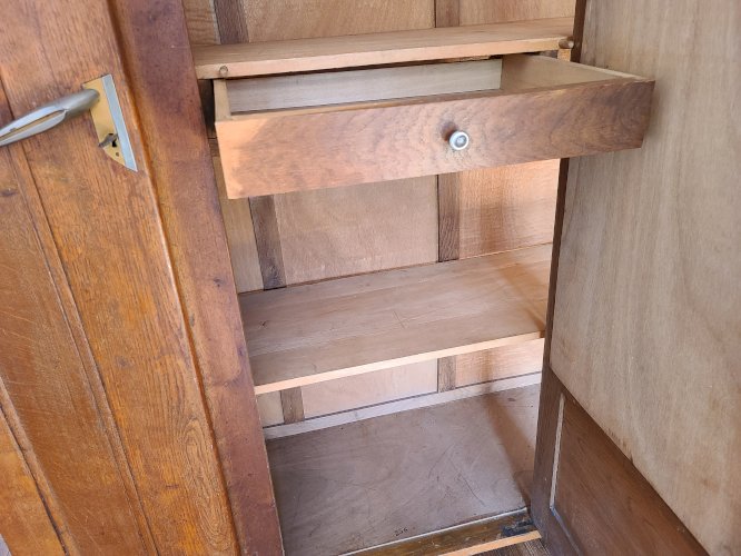 armoire vintage de style art déco