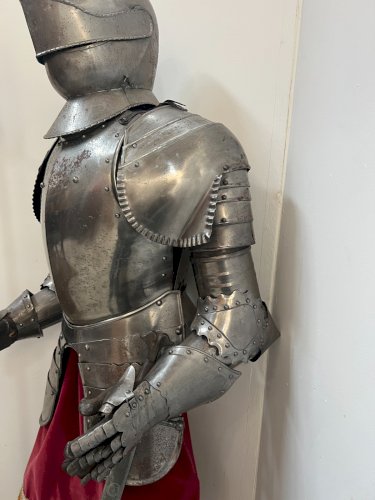 Armure de chevalier sur socle en fer martelé XX siècle