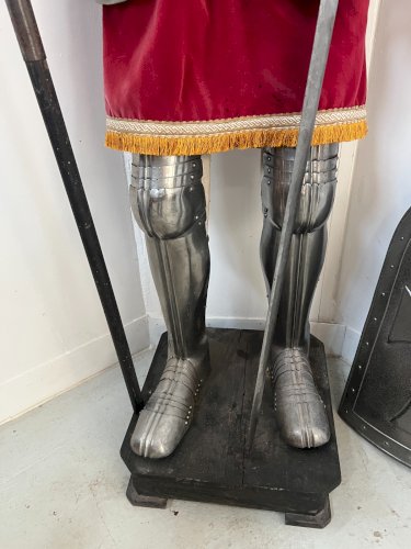 Armure de chevalier sur socle en fer martelé XX siècle