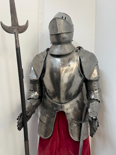 Armure de chevalier sur socle en fer martelé XX siècle